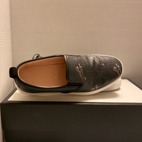 Unisex Gucci Slip-ons - Picture 2 of 5